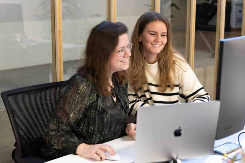 twee mensen achter een computer